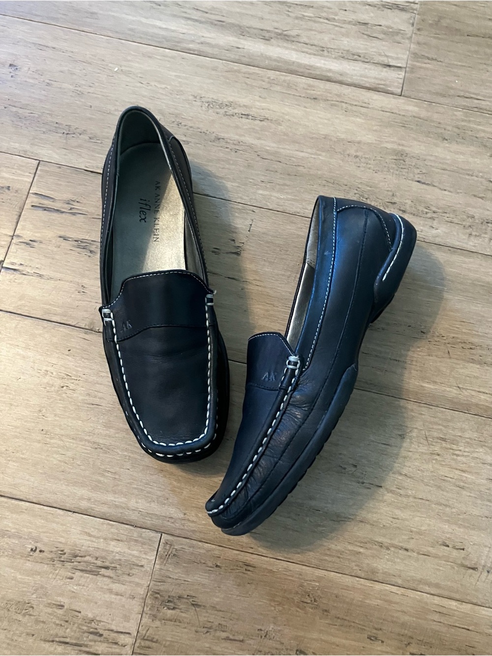 Anne Klein black stitch detail leather women’s loafer flats. Size 7.5